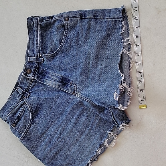 π VINTAGE HIGHWAISTED CUTOFF FRAYED DISTRESSED DENIM LEE SHORTS - Picture 6 of 8